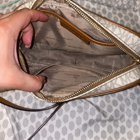 Michael kors tan crossbody - Picture 2 of 2